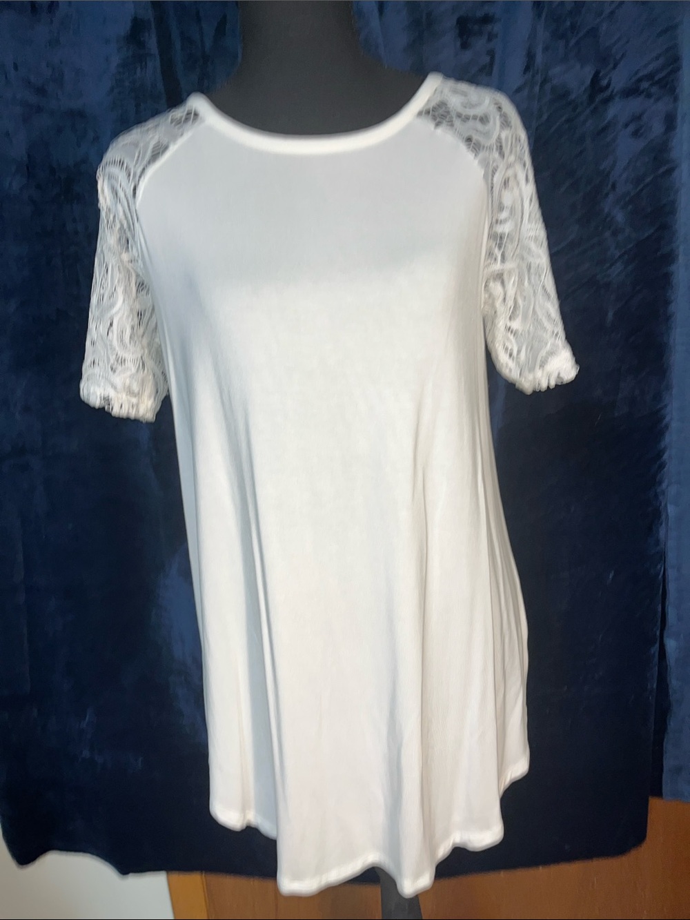 Signature Creamy White Lace Sleeve Tunic Top